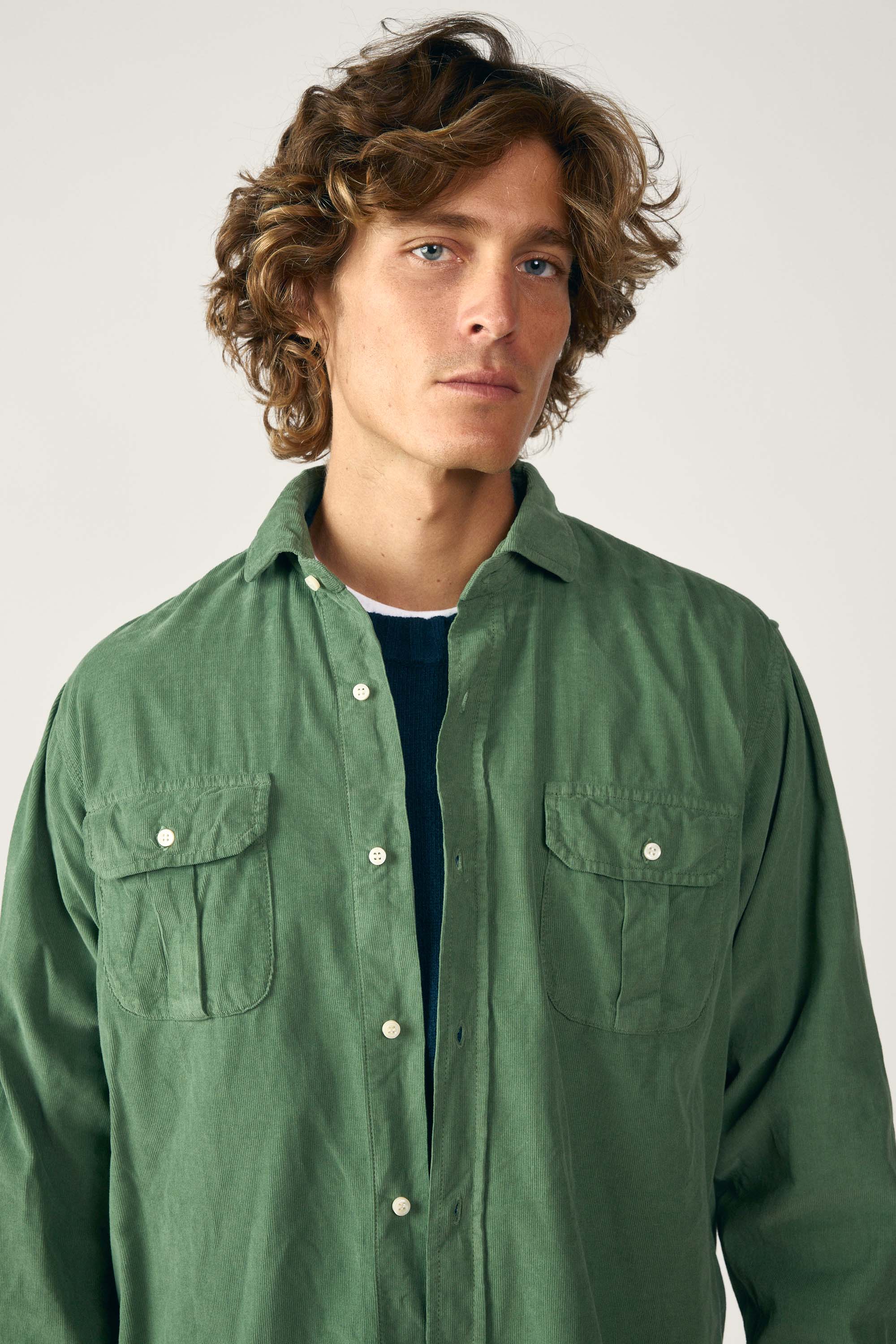 <tc>Shirt</tc> <tc>21-Wales Corduroy</tc> 2 Pockets - Leaf Green