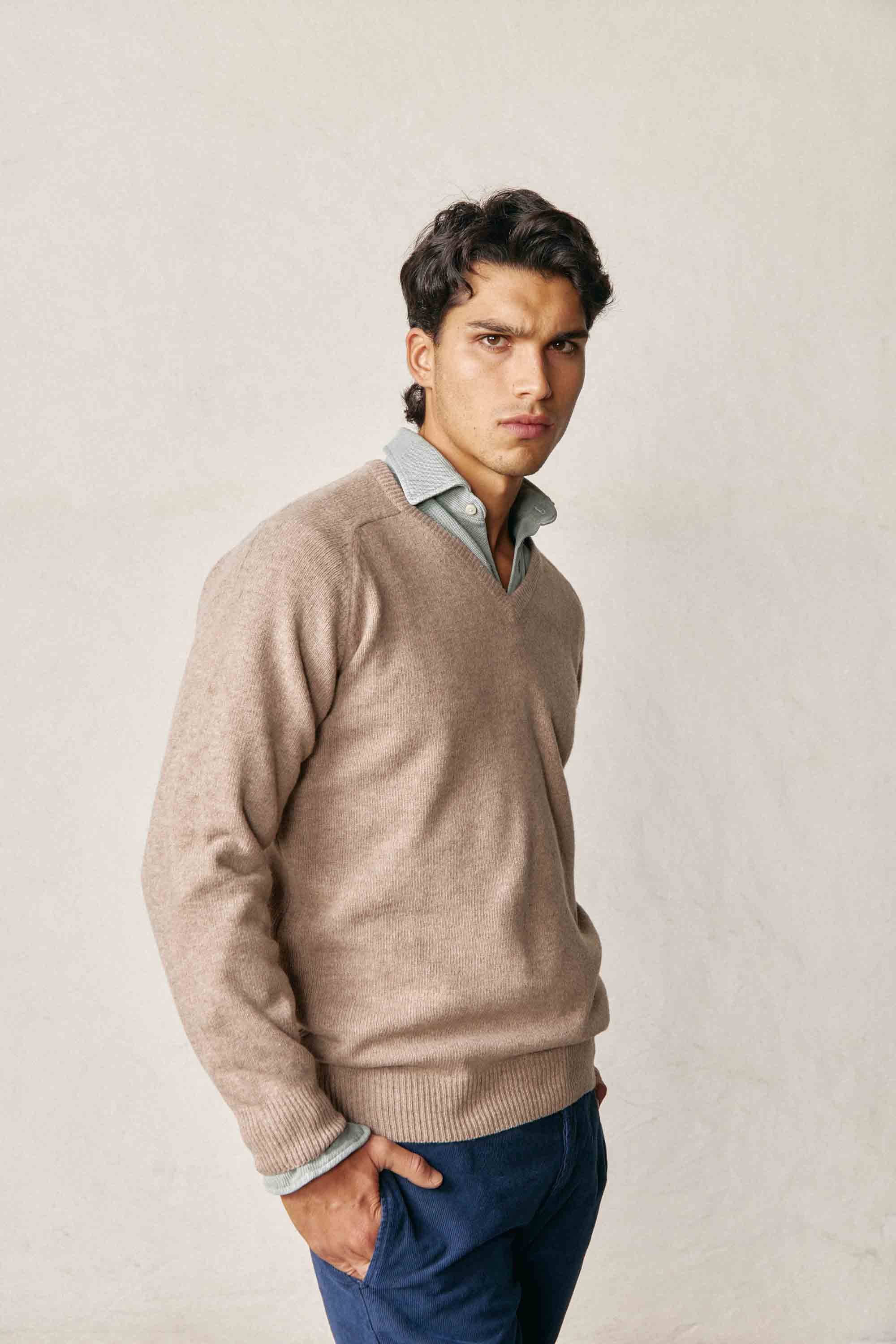 Jersey Cuello Pico Lambswool - Beige Tostado - Fernando de Cárcer