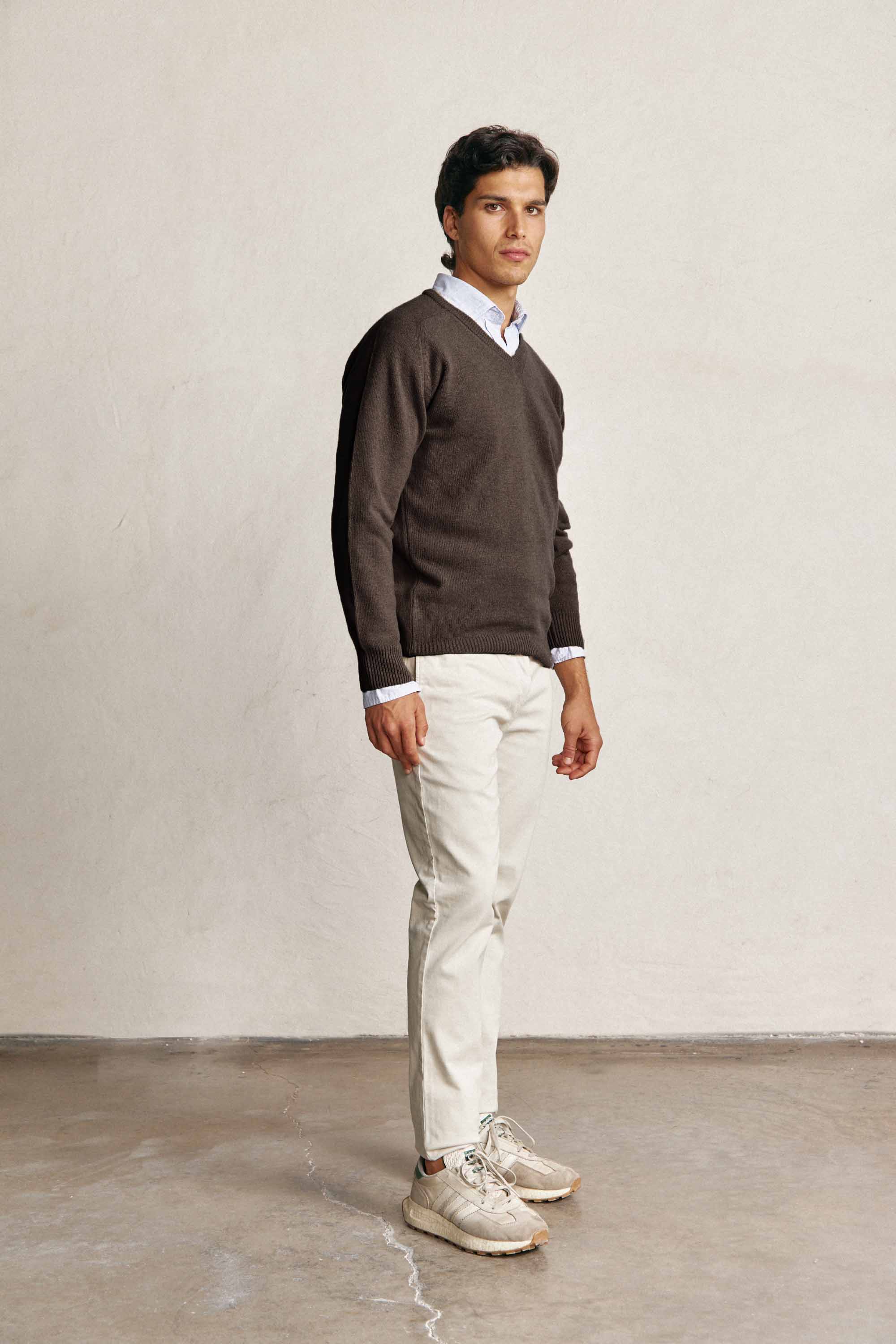 Jersey Cuello Pico Lambswool - Chocolate - Fernando de Cárcer