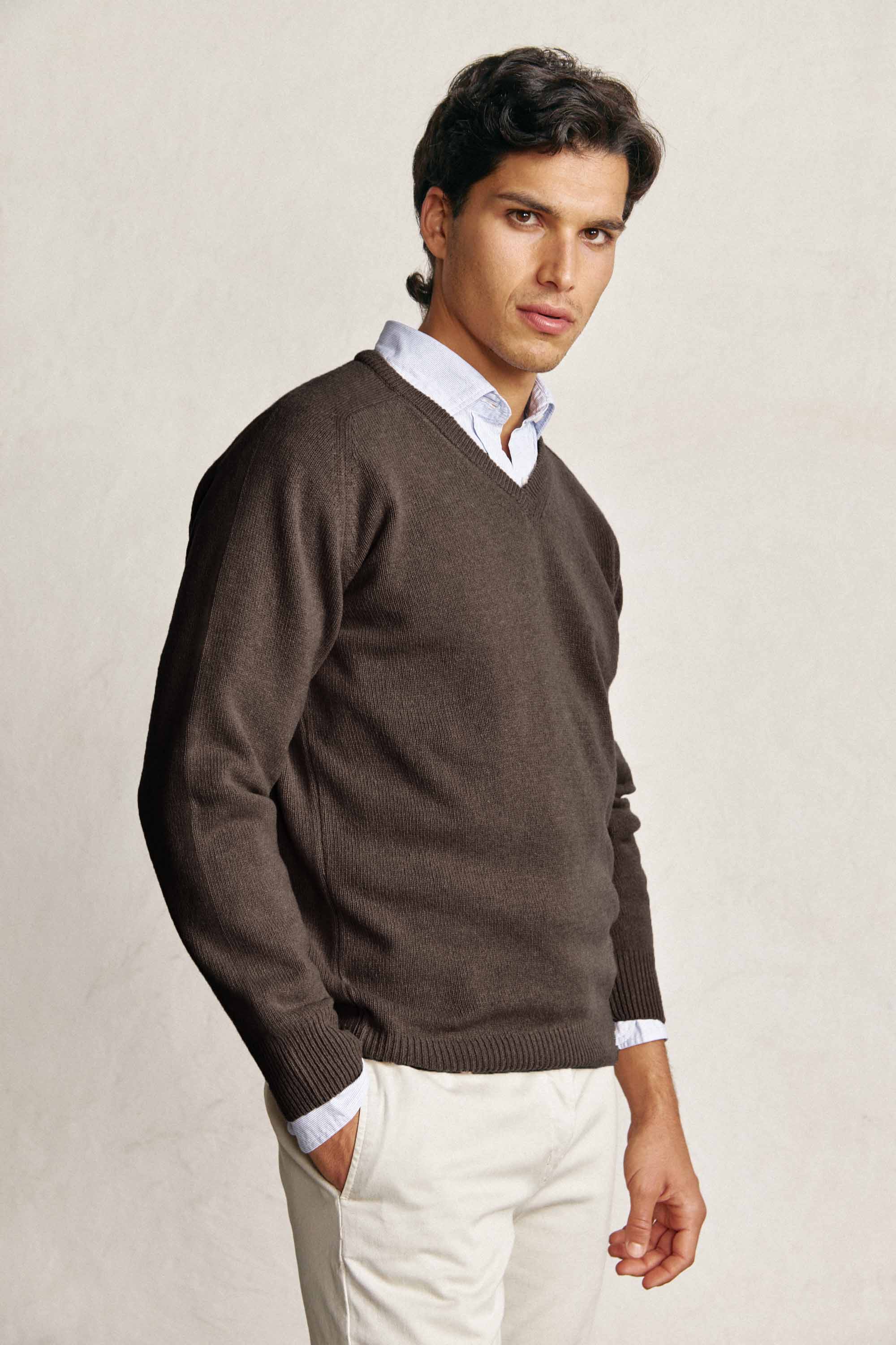 Jersey Cuello Pico Lambswool - Chocolate - Fernando de Cárcer
