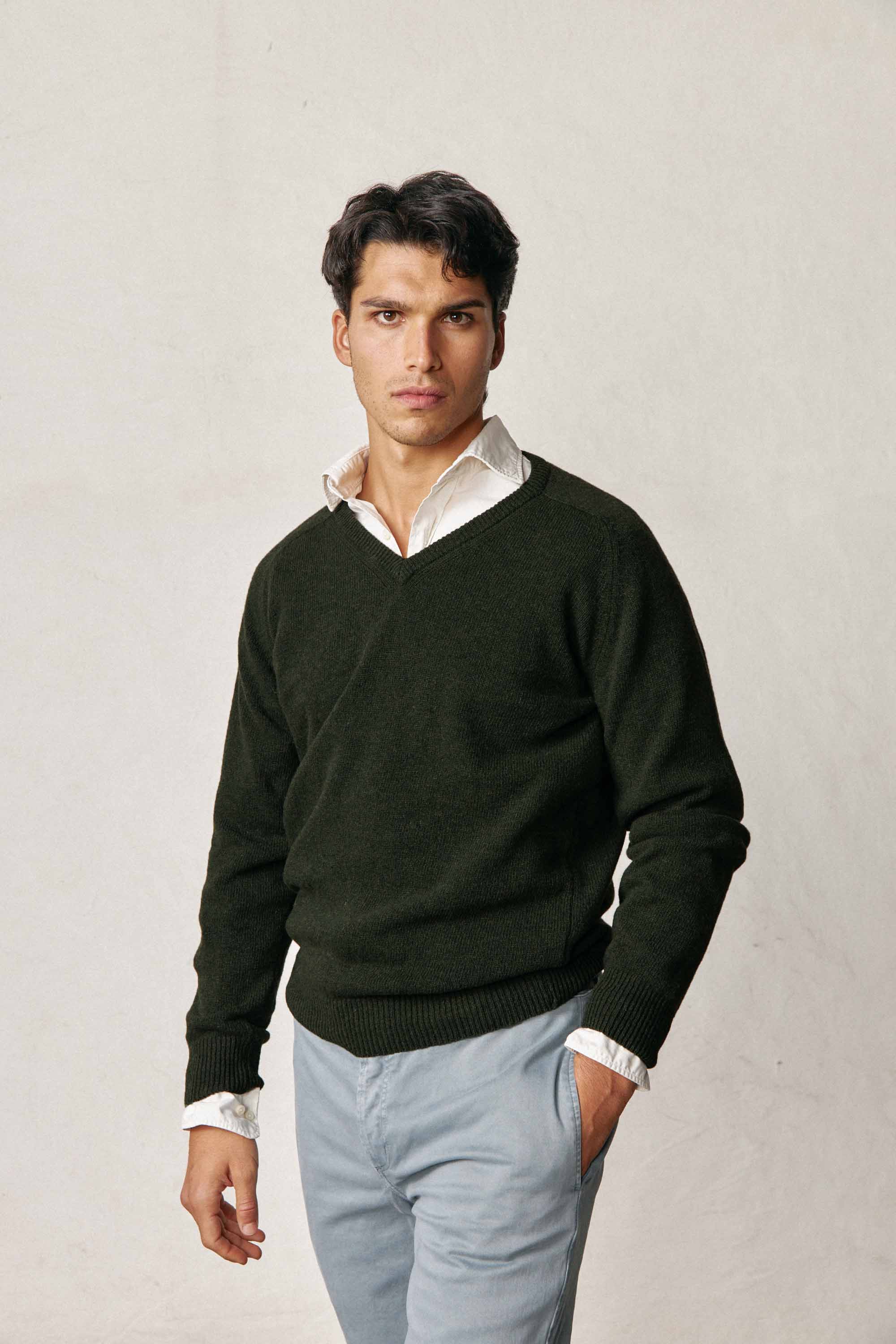 Jersey Cuello Pico Lambswool - Verde Caza - Fernando de Cárcer