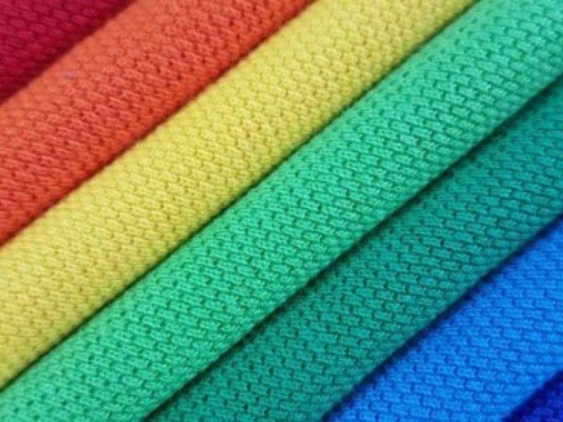 Algodón Piqué: Textura, Transpirabilidad y Sofisticación Deportiva