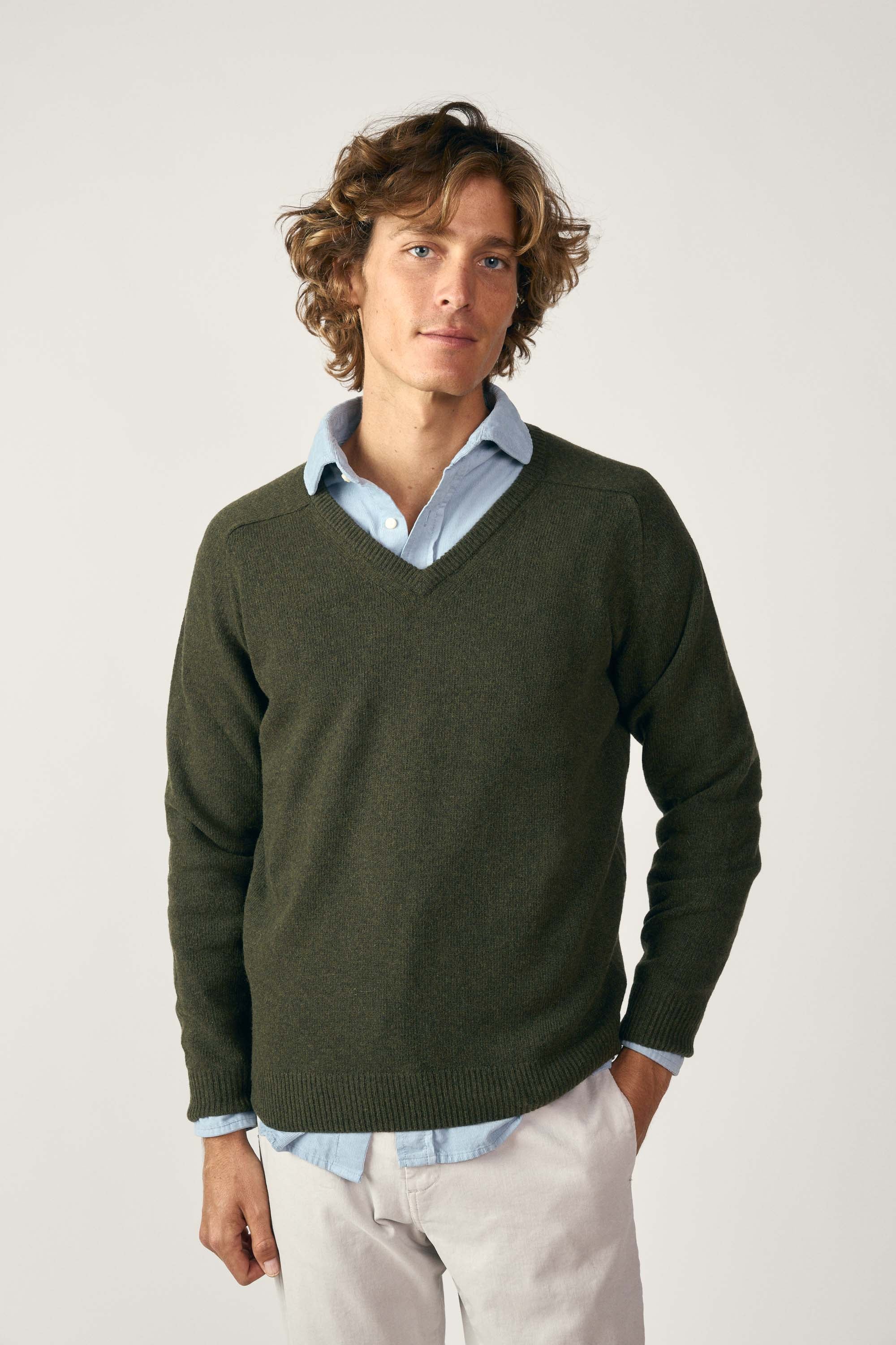 Jersey Cuello Pico Lambswool - Verde Caza - Fernando de Cárcer